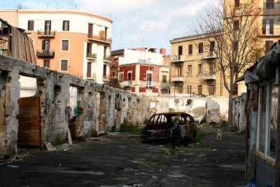 Le fatiscenti stalle di via Oberdan: cosa � rimasto dopo lo sgombero del campo rom
